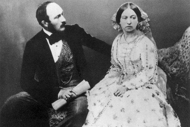 現實歷史中，維多莉亞女王與阿爾伯特親王兩人的黑白合照。