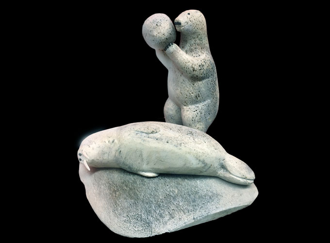 加拿大博物館裡一尊描繪北極熊舉起冰塊攻擊海象的雕塑。