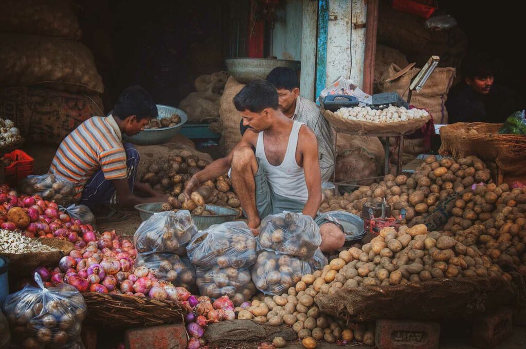 2021年馬鈴薯攝影大賽第八名〈Local Growers Market India〉，攝影者：Ron Boon。
