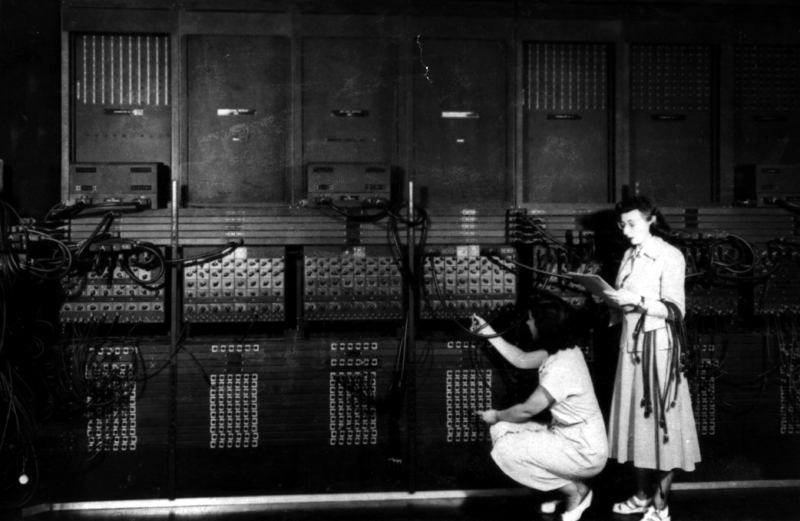 1946 年，Marlyn Wescoff（站立者）和Ruth Lichterman重新編程了ENIAC。