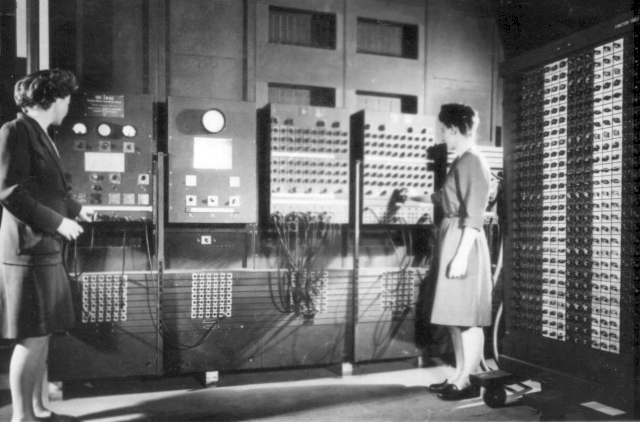 1940年代，兩位女性程式寫作先驅Betty Jean Jennings（左）和Fran Bilas在ENIAC主控制面板前合影。