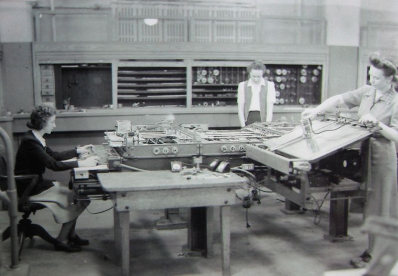 1940年代，Kathleen Antonelli操作賓州大學微分分析儀。