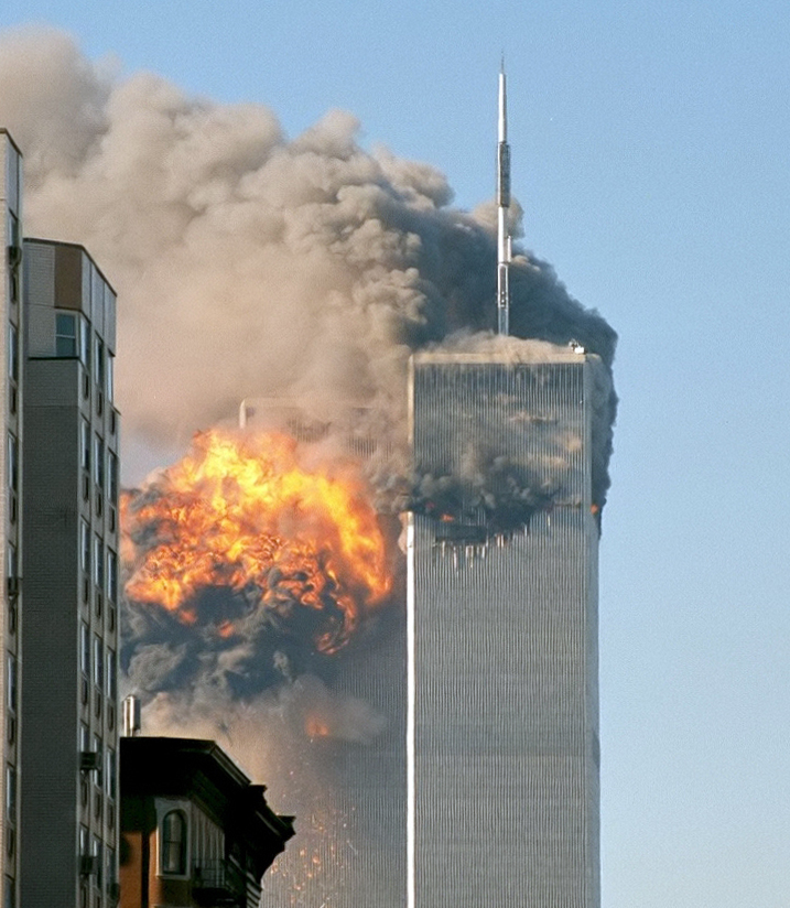 2001年9月11日，紐約世界貿易中心北塔與南塔相繼被飛機撞擊。