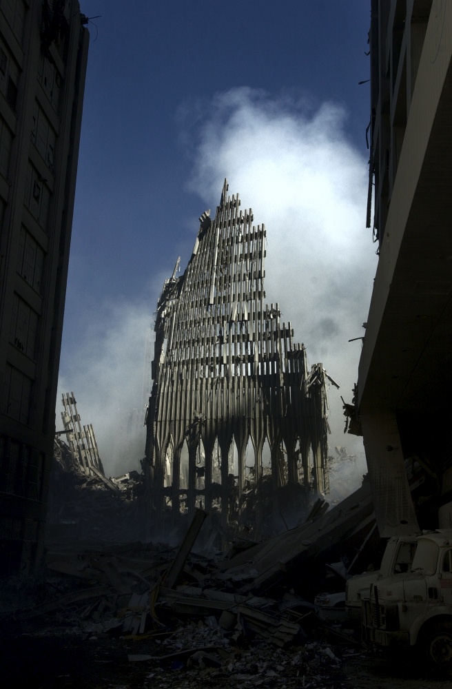 紐約世貿中心南塔的殘骸，攝於2001年9月14日。