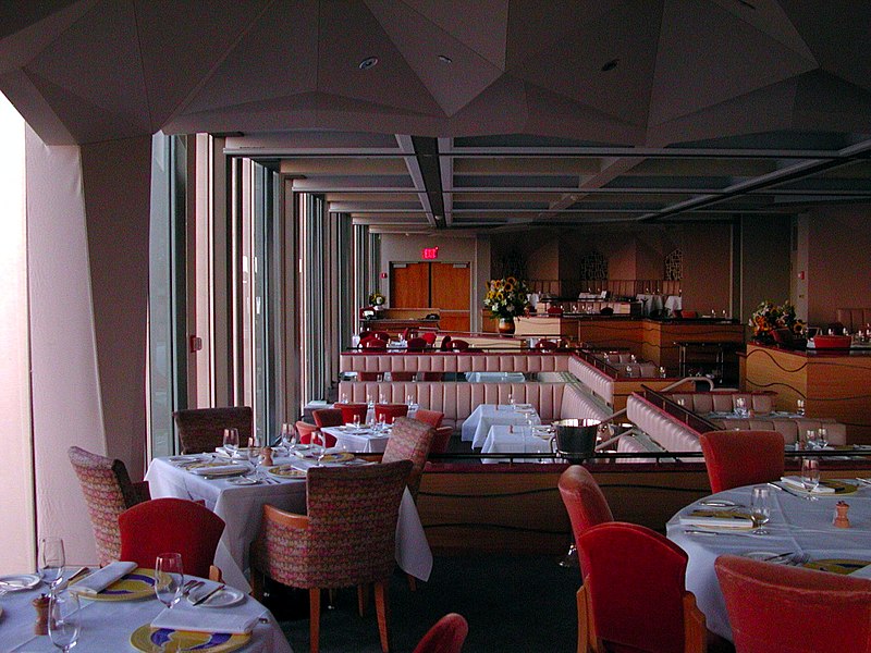 在格倫苦心經營下，2000年的世界之窗已經成為全美收入最高的餐廳之一。圖為1999年的世界之窗內部。