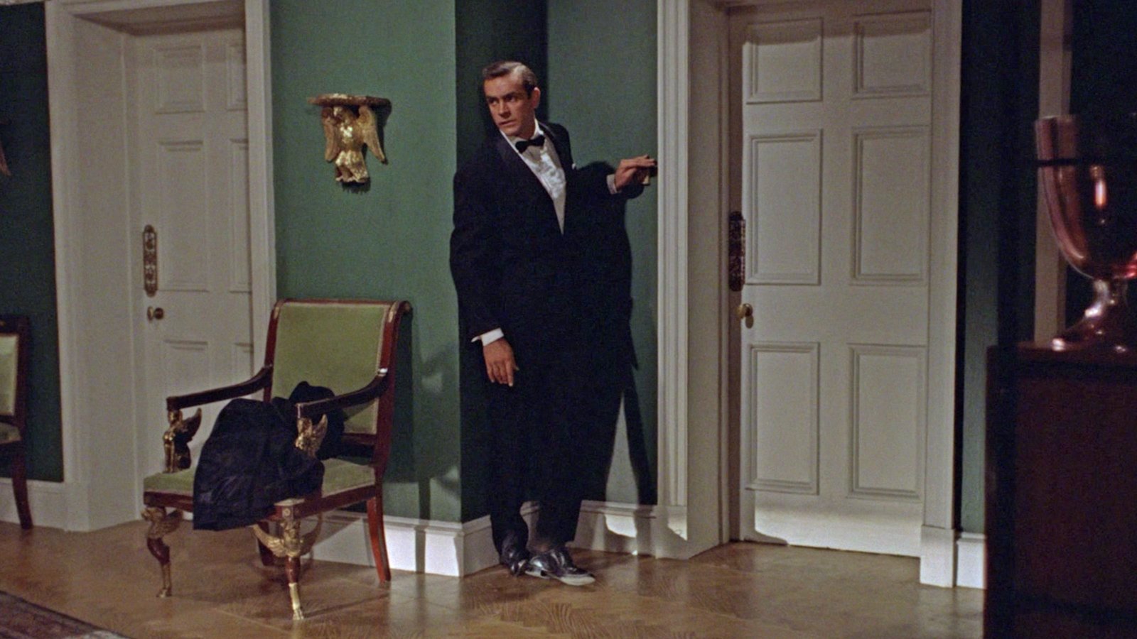 1962年首部電影中，史恩康納萊飾演的龐德住在喬治時代風格的豪華公寓裡。豪華又復古，但沒什麼現代感。