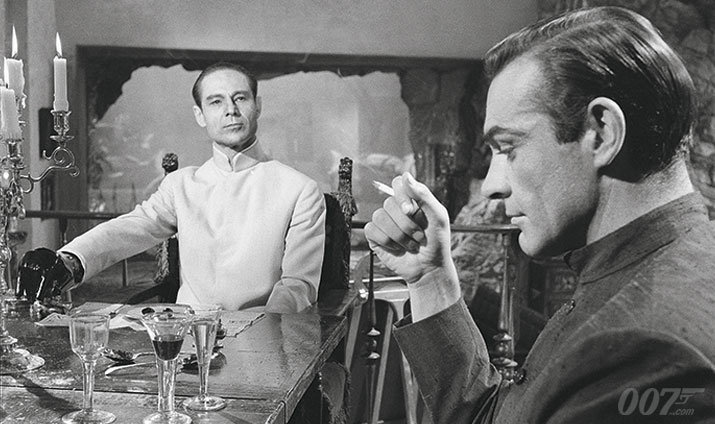 1962年上映的《第七號情報員》是龐德系列的第一部電影，左邊為反派Dr. No。