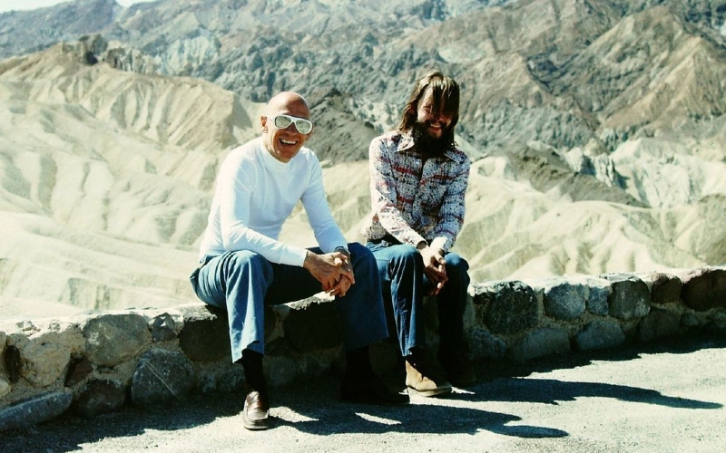 1975年傅柯（左）在加州死亡谷。© Simeon Wade/Courtesy of David Wade。