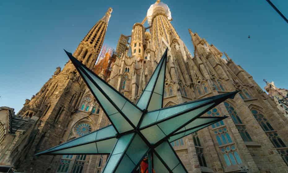 聖家堂的聖母塔塔頂重達5.5噸、點對點距離最長為七公尺的星星。圖：Matthias Oesterle/ZUMA Press Wire/REX/Shutterstock。