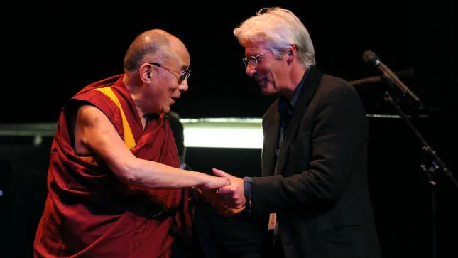 李察基爾與達賴喇嘛，前者是好萊塢中最早因為政治因素被中國封殺的演員之一。