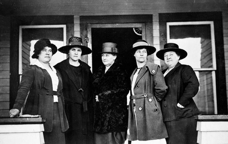 在1920年至1923年期間治理西部荒野小鎮的女性們：Mae Deloney、 Rose Crabtree、Grace Miller、Faustina Haight和Genevieve Van Vleck（由左至右）。