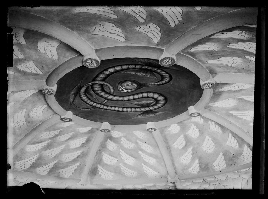 坦佩雷大教堂天花板頂部的蛇。