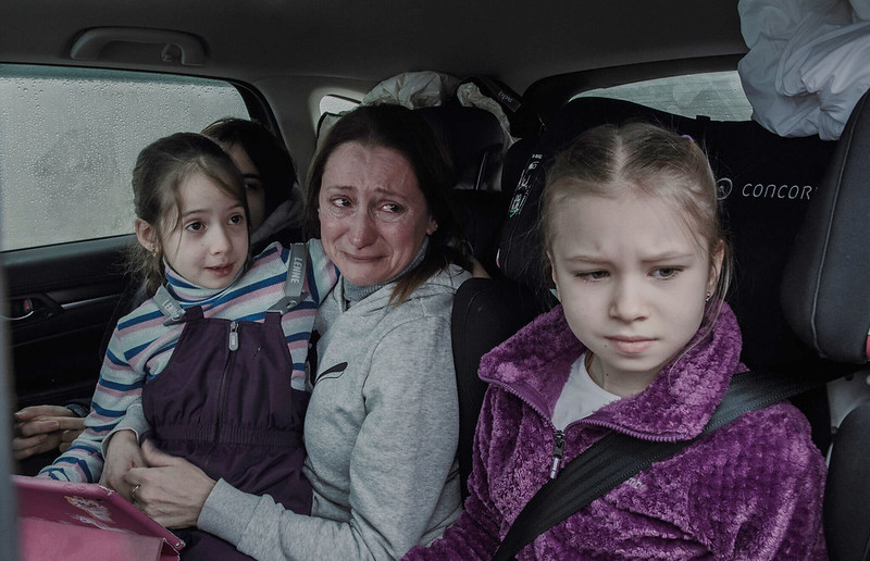 烏克蘭國家花式滑冰隊的編舞家伊洛娜・科瓦爾 （Ilona Koval)）哭泣著和她的女兒逃離烏克蘭，3 月 1 日。