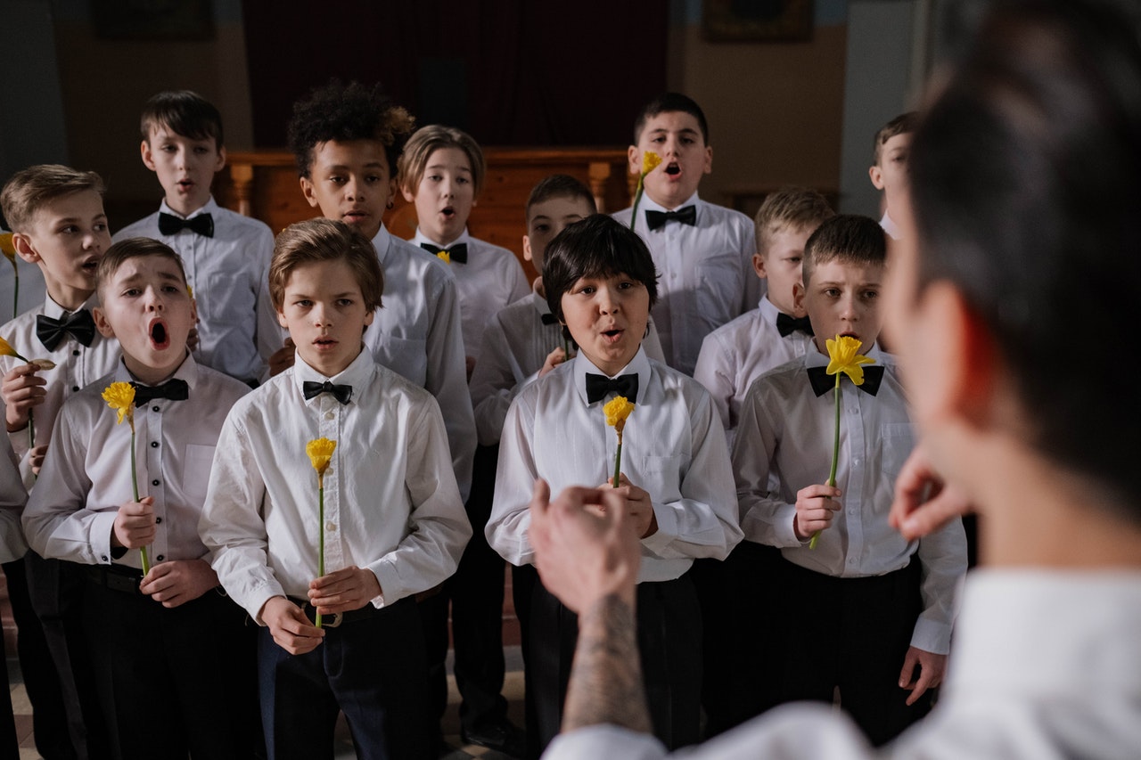 集體唱歌可以幫助人們克服社會孤立，建立起新的社會聯繫。