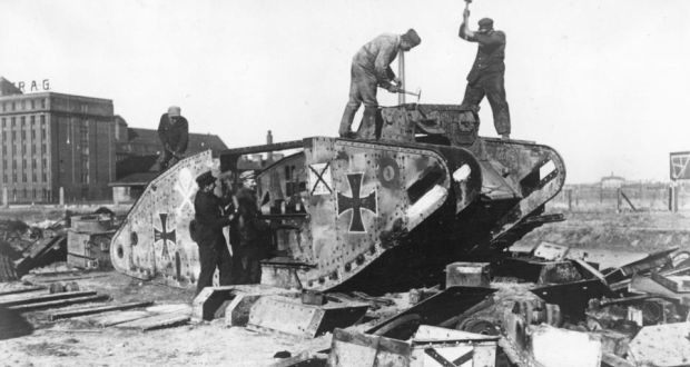 1919 年德國人在柏林郊外拆解坦克。因為根據《凡爾賽條約》，德國必須解除武裝。這輛坦克其實是一輛英國坦克，被德國人俘獲後重新投入戰場。圖：Hulton Archive/Getty Images。