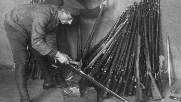1919年，德國士兵根據《凡爾賽條約》規定銷毀步槍。圖：Three Lions/Getty Images。