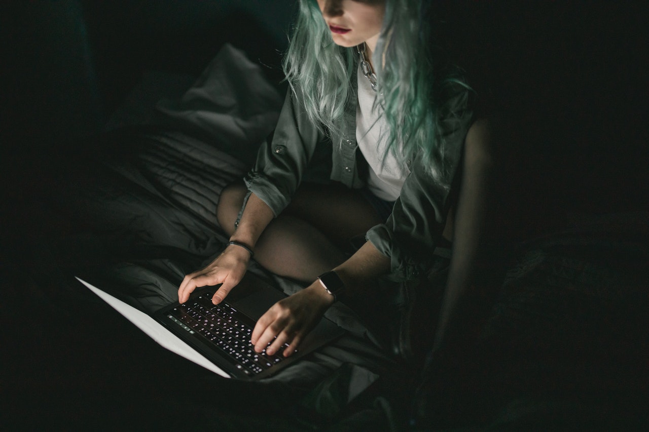 在英國，由於許多民眾擔憂心懷不軌的戀童症罪犯透過網路傷害孩子，因此有不少活躍的「獵人」組織。