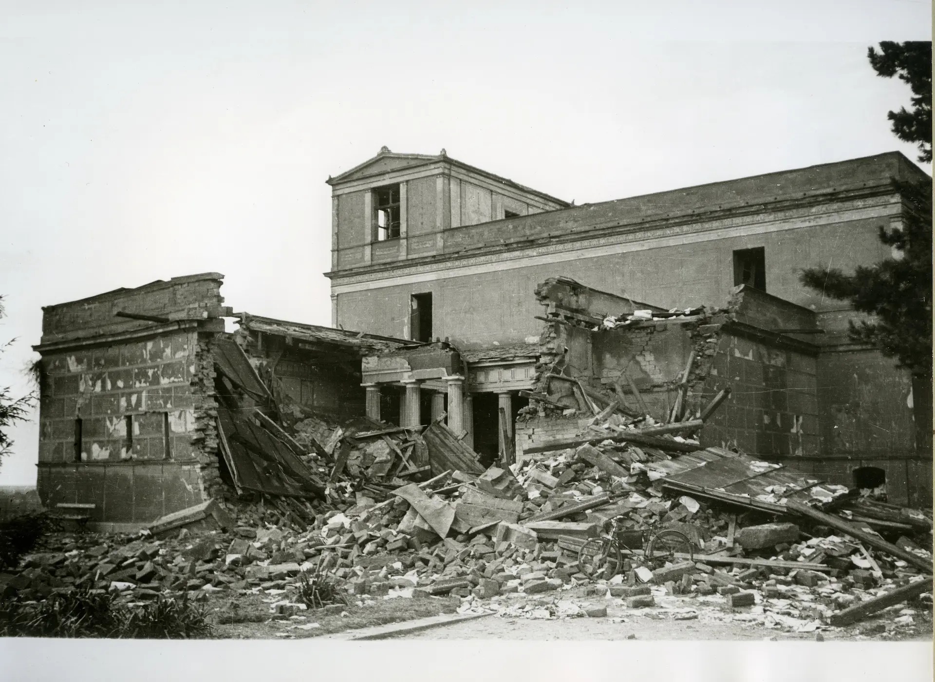 1944年被轟炸後的龐貝園。