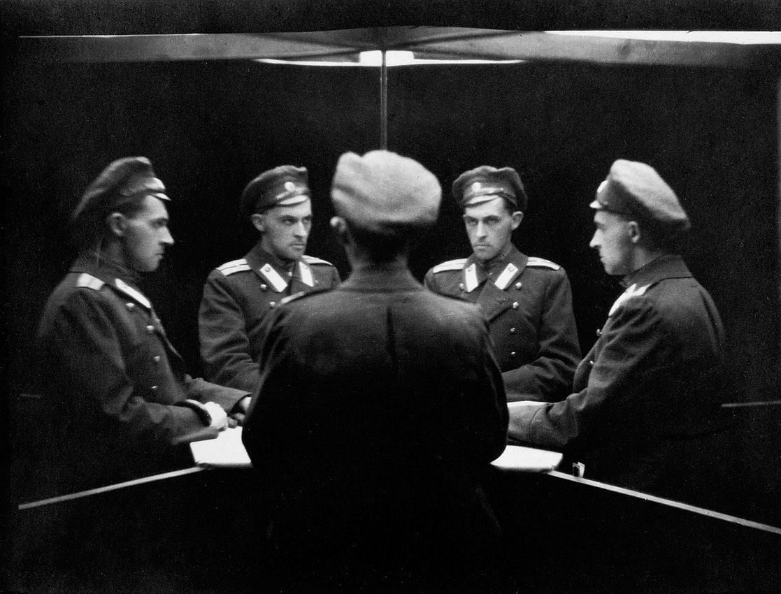 維特卡西的攝影作品〈鏡中的多重自畫像〉，1916年。