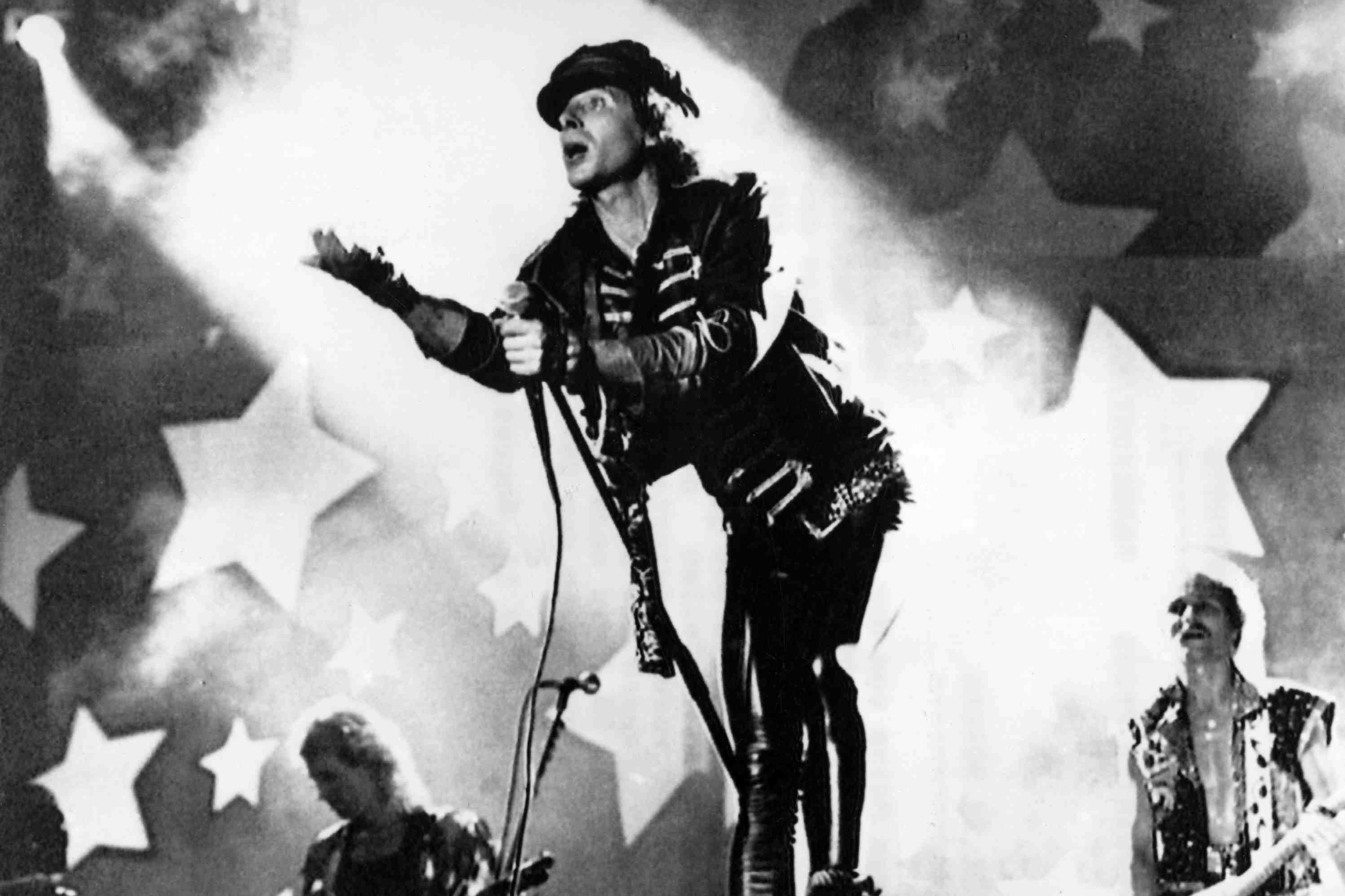德國硬搖滾樂團「Scorpions」的主唱克勞斯‧邁恩改寫了〈Wind Of Change〉的歌詞，因為他不想再用這首經典的力量民謠將「俄羅斯浪漫化」。