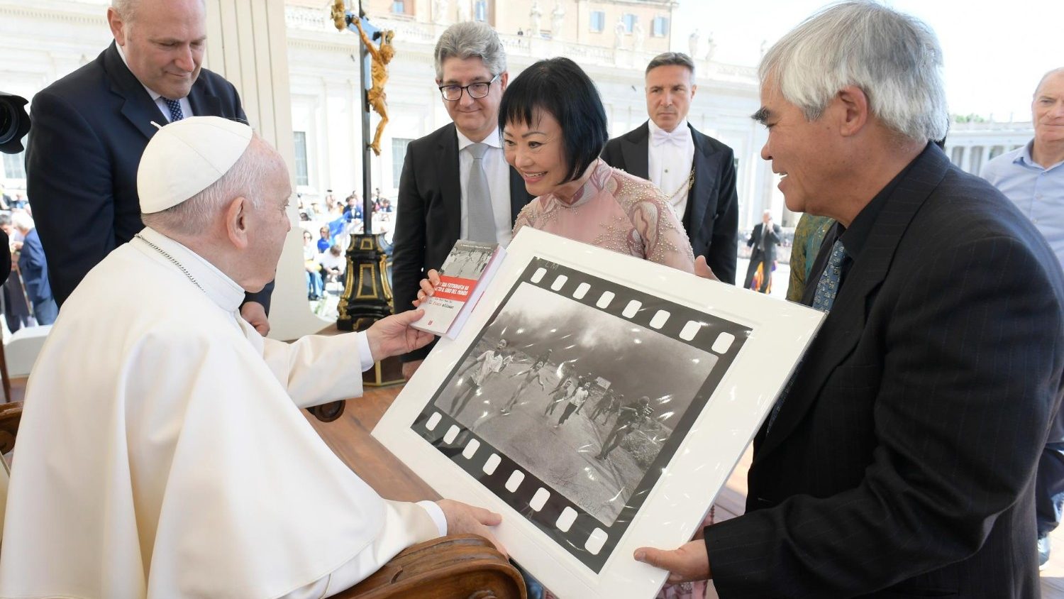 2022年5月，黄公崴與潘氏金福在梵諦岡把海報大小的照片送給了教宗方濟各。圖片來源：Vatican Media。
