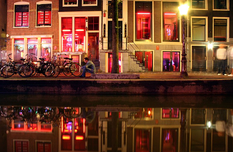 荷蘭阿姆斯特丹運河旁的紅燈區，櫥窗內有許多性工作者。