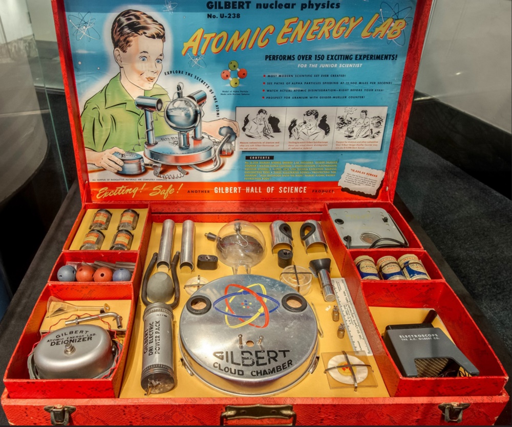 吉爾伯特公司的「鈾-238原子能實驗室」（U-238 Atomic Energy Lab）。