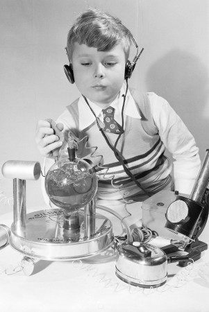 1950年紐約玩具展上的男孩正在使用套裝裡的雲室。