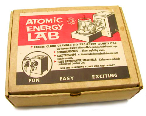 原子能實驗室寫著「有趣、簡單、刺激」的包裝盒。