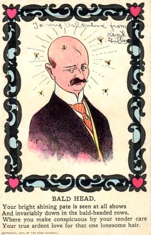 男人也無法倖免於侮辱卡片的攻擊，比如 1907 年這張嘲笑禿頭男子的卡片。