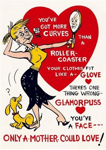 上面寫著「你的臉只有你媽愛」的侮辱卡片。長久以來女性的外表經常是被攻擊和嘲笑的目標，這張 1940 年代的卡片只是其中一個例子。