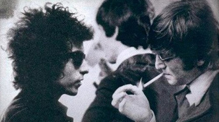 樂迷將兩張照片合成的假照片，看上去就像是迪倫與藍儂一同抽煙的場景。