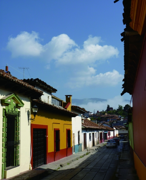 墨西哥恰帕斯省San Cristóbal de las Casas的美麗街道。
