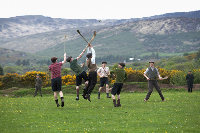 電影的開頭從愛爾蘭當地的一場球賽開始，畫面旋即轉入英國警察取締「非法打球」。