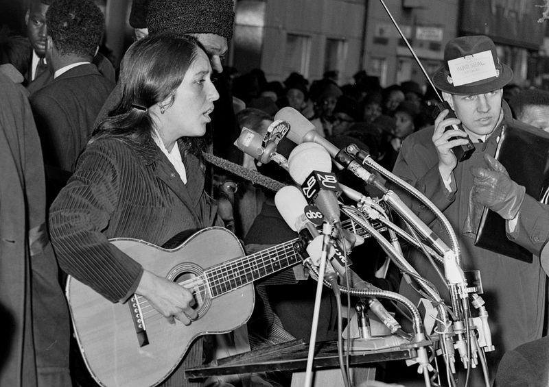 1960年代一場民權示威上，歌唱的瓊拜亞。