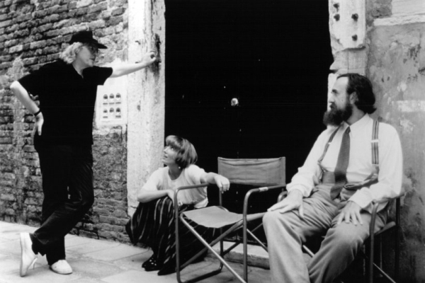 金獎編劇克里斯多夫‧漢普頓（左一）與艾瑪‧湯普遜、強納生‧普萊斯在《Carrington》片場。