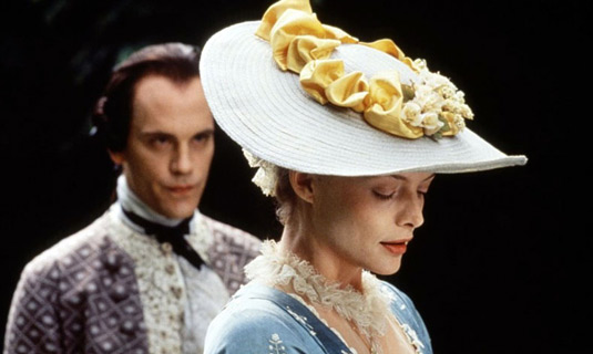 1988年電影《危險關係》由法國書信體小說改編，描述殘酷而墮落的貴族私生活。