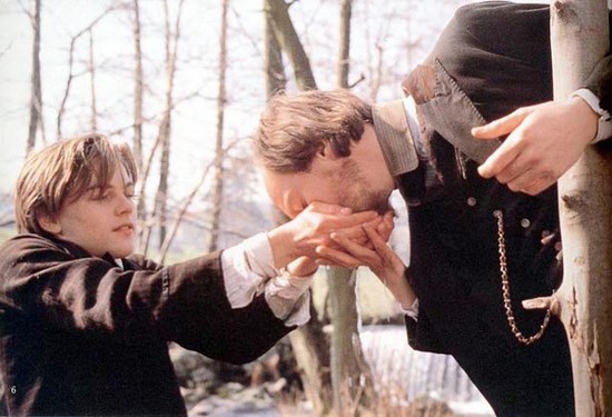 1995年的《全蝕狂愛》是李奧納多成名前的佳作，他飾演法國詩人阿蒂爾·蘭波，與保羅·魏崙展開一段徹底瘋狂終至毀滅的愛情。