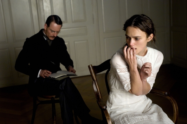 2011年電影《危險療程》描述心理學家榮格與病患莎賓娜之間的情慾糾葛，但前者與佛洛依德的精神角力反而更搶眼。