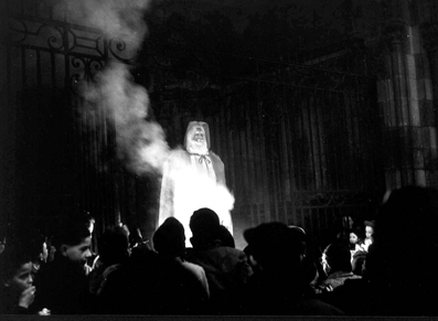 1951年在法國第戎大教堂廣場，天主教教士用火處決了聖誕老人。