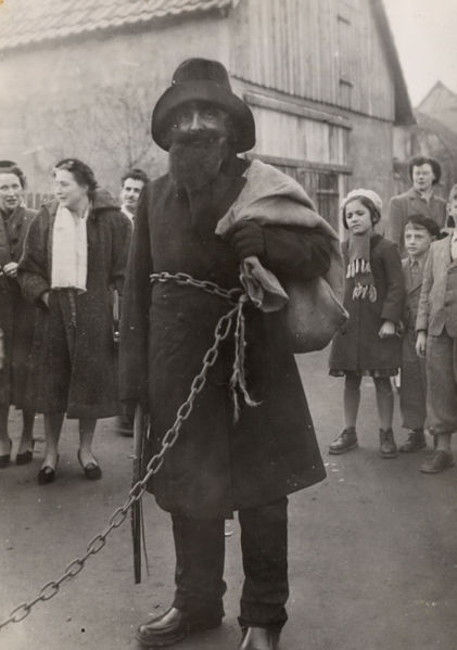 1953年法國亞爾薩斯地區，依然有人扮裝成與聖尼古拉相對的鞭子老爹。