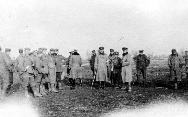 英軍與德軍在原本是雙方激烈爭奪的無人區上會見，彼此寒暄交換禮物。