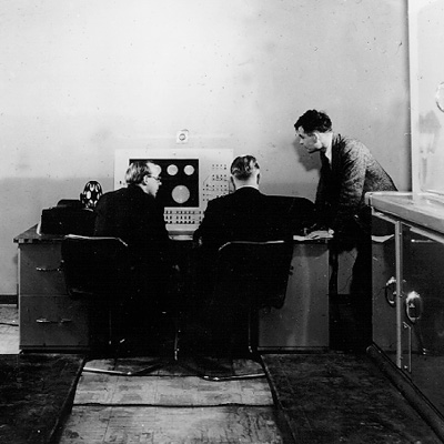 圖靈（右一）與他協作開創的機器Ferranti Mark 1號合影，戰爭結束後他依然活躍於各項研究。