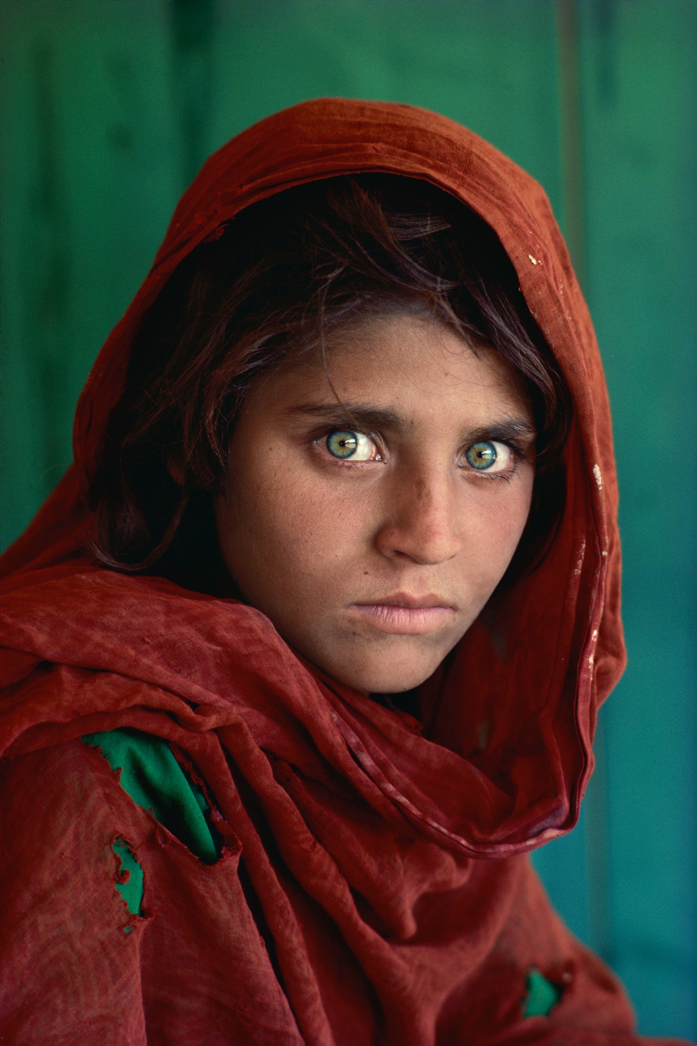 1984年攝影師史提夫‧麥凱瑞所拍攝的封面照片「阿富汗女孩」，成為因戰爭被迫流離失所至巴基斯坦難民營的阿富汗人標誌。