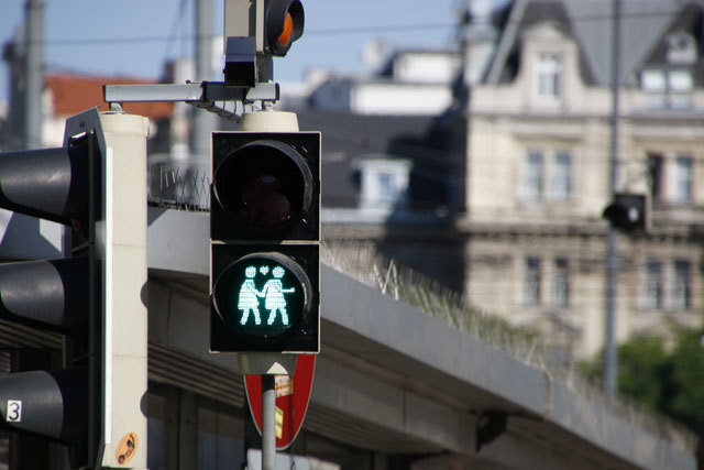 女性同性伴侶牽手過馬路的號誌燈。