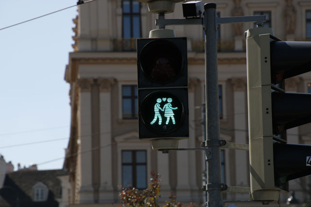 一般異性戀夫妻牽手過馬路的號誌燈。