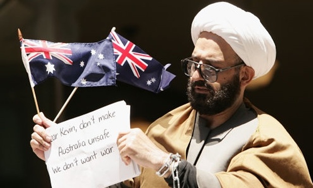 「這支筆是我的槍，而這些話是我的子彈。」2009年曼‧哈隆‧莫尼斯在雪梨法庭外舉的標語。