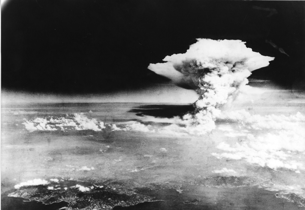 廣島和長崎的原子彈是人類戰爭歷史中唯二被使用過的核武器，隨後日本於8月15日投降，直接促成第二次世界大戰正式結束。