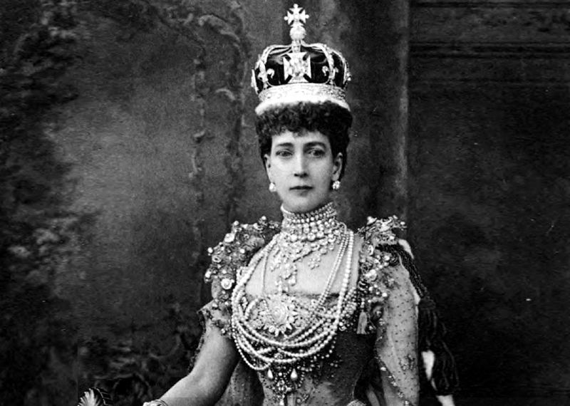維多利亞女王駕崩後，光之山被鑲嵌在一個全新的皇冠上。圖為首位戴上此皇冠的人：英皇愛德華七世的配偶，丹麥的亞歷山德拉王后。